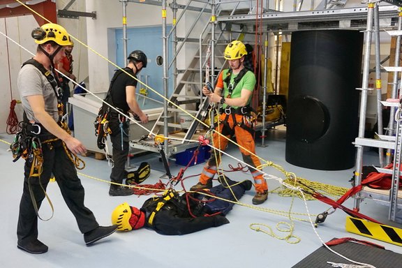 Kurse und Schukungen für Arbeiten am hängenden Seil